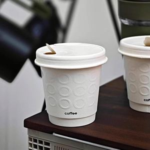 Vente en gros de gobelets en papier biodégradable à double paroi personnalisés avec impression UV en relief, gobelets à café jetables avec logo - Product Image 1