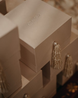 Boîte à parfums blanche mate en papier gaufré, emballage de luxe pour soins de la peau, boîte cadeau pour huiles essentielles pour bébé avec pompon perlé fait main