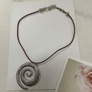 Collier tissé Vintage spirale symbole alliage pendentif collier pour femme Uionen 1436 - Product Image 3