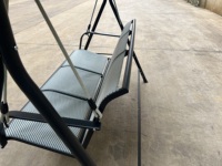 Fauteuil balançoire de jardin 3 places personnalisable en métal avec auvent festonné et filet respirant pour véranda