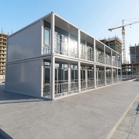 Maisons préfabriquées en conteneurs et maisons modulaires utilisées comme logements temporaires sur les chantiers de construction et après les catastrophes