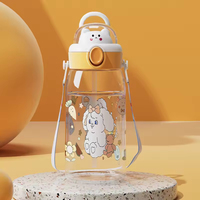 Grande gourde portable à paille en plastique, grande capacité, motif dessin animé, avec figurines de poupées, pour l'extérieur