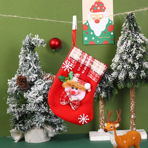 Chaussette de Noël élégante en velours, grande capacité, avec broderie complexe, idéale pour le remplissage de cadeaux - Product Image 3