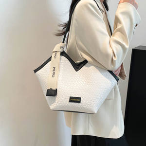 Bolso de fieltro para mujer, tendencia urbana invierno 2026, con patrón de avestruz, detalles de botones, cadenas, letras, ecológico, cierre de cremallera, individual - Product Image 6