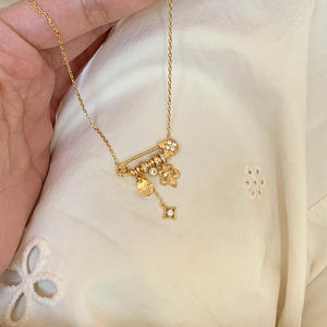 Collana con Ciondolo a Forma di Stella e Fiore di Iris Spazzolato di Lusso, Placcata in Oro Vintage con Diamanti per Donne - Product Image 2