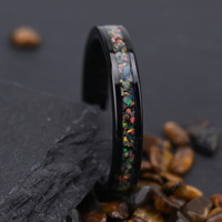 Bague en carbure de tungstène de 4 mm avec incrustation d'opale colorée pour cadeau ou anniversaire, ajustement confortable, incrustation d'opale de feu concassée, bague minimaliste pour filles