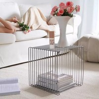 Roter Moderner Metall-Schwebetisch mit Mehreren Ablagen Langlebiges Design Leichter Luxus-Stil