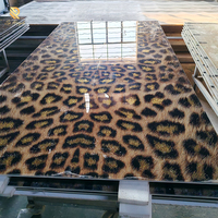 Carreaux en porcelaine émaillée à motif léopard brillant, dalle de marbre grand format pour l'arrière-plan des hôtels de luxe et la décoration intérieure moderne