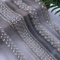 Gillian Wholesale - Accessoires vestimentaires : Dentelle en maille brodée à la machine, richement perlée, avec perles de riz et décoration de perles