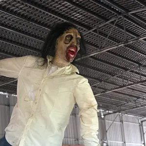 Layanan produk 20000 jam Model Zombie rantai animatronik suara detak jantung gerakan pneumatik untuk rumah horor