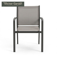 Table de salle à manger extérieure moderne avec plateau en plastique imitation bois et pieds en aluminium en X, ensemble de mobilier de patio pour hôtel, complexe hôtelier, restaurant, vente en gros personnalisée