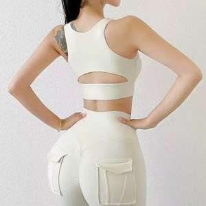 Ensemble de yoga et fitness respirant et léger de haute qualité pour femmes : débardeur de sport et leggings très extensibles pour la gym et le quotidien, couleur unie, coupe courte - Product Image 3