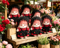 Poupée en peluche Lolita Gothique Nocturne avec bonnet en dentelle noire, volants rouges, cheveux roses, yeux étoilés et breloque croix personnalisée