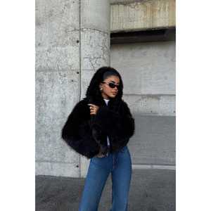 Manteau trench noir en laine et soie avec capuche à imprimé fourrure, fermeture simple boutonnage, vêtement d'extérieur enduit - Product Image 4