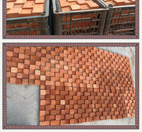 Mosaïque de carreaux en brique rouge texturée, plaquettes de brique rouge artistiques en relief avec support en maille, format carré petit
