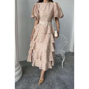 เดรสทรงเอไลน์ผ้าซาตินสีเบจหรูหรา แขนทรงบอลลูนแบบเลเยอร์ แต่งเข็มขัด คอทรงโอ สไตล์วินเทจ สำหรับงานกลางคืน - Product Image 5