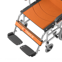 Nouvelle conception de fauteuil roulant manuel pliable avec cadre en acier carbone et frein à main, pneus non gonflables de 16 pouces pour la récupération des patients adultes