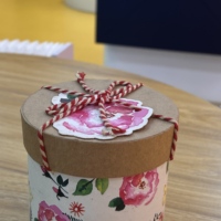 Boîte cadeau rigide écologique personnalisée, doublée d'éponge, emballage en papier floral de luxe, couvercle et base, nœud en corde fait main, bijoux, parfum, mariage