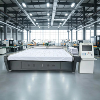 Machine de découpe numérique CNC à alimentation automatique avec couteau oscillant pour stores zébrés, tissus, textiles et matériaux souples sur table de convoyeur