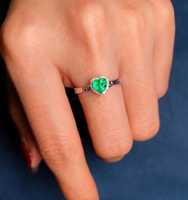 Bague en or 18 carats vintage asymétrique en forme de feuille et de branche avec émeraude taille cœur pour femme, idéale pour le quotidien, les occasions décontractées, les mariages et les fiançailles, ou comme cadeau.