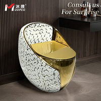WC en céramique de conception moderne en forme d'œuf avec garniture dorée, double chasse, économie d'eau, abattant à fermeture douce pour appartement, villa, hôtel