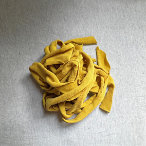 Vente directe – Chutes de tissu en coton terylène de qualité supérieure, couleur jaune – Chiffons usagés très demandés – Déchets textiles - Product Image 6