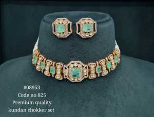 Ensemble de collier Kundan de style victorien avec boucles d'oreilles assorties, bijoux de fête avec un design de placage traditionnel élégant - Product Image 2