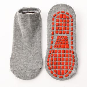 Vente en gros Chaussettes antidérapantes pour terrain de jeu pour enfants et femmes Chaussettes antidérapantes pour trampoline de yoga et parc - Product Image 6