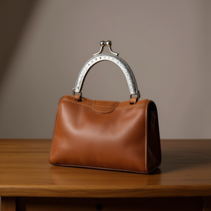 Manico per Borsa Semicircolare Ilan 9 Cm con Design in Rilievo Finitura Argento - Product Image 3