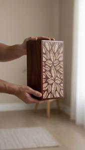 Urna Funeraria de Madera Hecha a Mano Estilo Americano, Personalizada OEM, con Diseño Artístico de Hojas en Resina, para Cenizas Humanas - Product Image 4