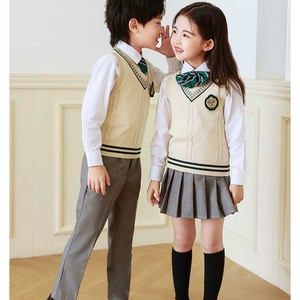 Gilet <span class=keywords><strong>pull</strong></span> <span class=keywords><strong>sans</strong></span> manches en tricot beige unisexe pour enfants (garçons et filles) avec bordure à rayures vertes et badge, style britannique, vente en gros OEM, uniforme scolaire - Product Image 5