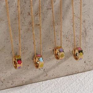 Collana con ciondolo a forma di stella con fiore a forma rotonda in acciaio inossidabile placcato oro 18 carati con smalto epossidico - Product Image 1