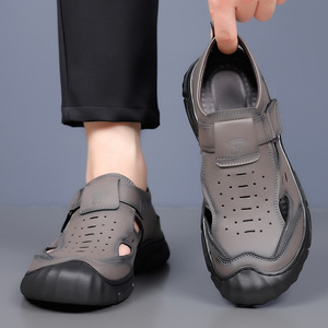 รองเท้าแตะหนังผู้ชายแบบเจาะรู ปิดด้วยเวลโคร ระบายอากาศได้ดี เหมาะสำหรับใส่ลำลองกลางแจ้ง สีดำ เทา น้ำตาล - Product Image 2
