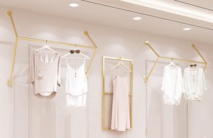 ที่กำหนดเองโลหะสแตนเลสติดผนังเสื้อผ้าชั้นวางเสื้อผ้ายืนขายปลีกทองบูติกผนังเสื้อผ้าแสดงบนผนัง - Product Image 4