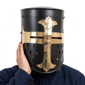 Casco de Caballero Medieval Antiguo Hecho a Mano en Metal, Diseño Negro, Estilo Cruzado, Vikingo, Templario, con Soporte, Acero Pulido CHMN10066 - Product Image 1