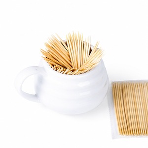Cure-dents en bois dans une tasse en céramique blanche, articles ménagers écologiques - Product Image 1