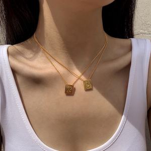 Nuevas llegadas Colgante cuadrado conmovedor y llamativo con letras iniciales Collar de Gargantilla de oro - Product Image 3