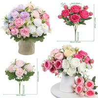 Handgemaakte, realistische kunstbloemen van zijde: rozen, pioenrozen en hortensia's, groene planten voor bruiloft, thuisdecoratie en achtergrond.