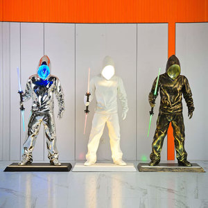 Statua Moderna di Arte Occidentale, Figura Umana a Grandezza Naturale, Uomo con T-shirt in Posizione Eretta e Seduta, Scultura Illuminata in Colore Cromo - Product Image 3