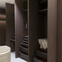Armoire sur mesure Lesso Home, style mi-siècle, couleur noyer, porte battante en chêne, meubles de maison, grain de bois, armoire intégrée