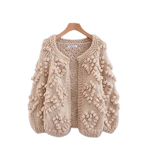 Suéter de manga larga para mujer, cárdigan informal con estampado de corazón y pompón - Product Image 1