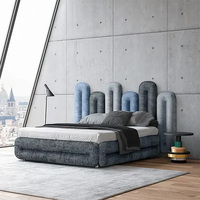 Lit de luxe Art Modern King Cadre en bois massif Pieds en métal Meubles de chambre à coucher en velours bleu vert rouge