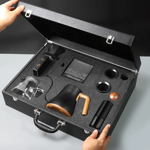 Kit Premium per Caffè Macinato a Mano con Custodia <span class=keywords><strong>in</strong></span> Pelle PU, Bollitore Elettrico, Macinacaffè Manuale, Set 9-<span class=keywords><strong>in</strong></span>-1 <span class=keywords><strong>in</strong></span> Confezione Regalo Aziendale per Clienti - Product Image 1