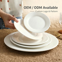 Service d'assiettes à dîner en porcelaine blanche pure, compatible micro-ondes, style minimaliste moderne, pour usage en restaurant