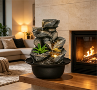 Cascade de roche de style naturel avec accent végétal vert, lumière LED chaude et bassin rond noir pour la décoration de bureau et le soulagement du stress