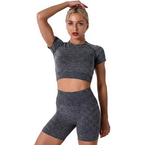 Ensemble crop top sportif gris léger en maille pour femme, respirant, avec débardeur à manches courtes et short taille haute de couleur unie - Product Image 5