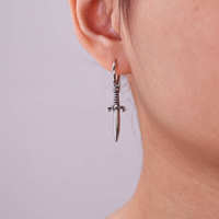 Boucles d'oreilles pendantes en acier inoxydable en forme d'épée courte, style gothique sombre, avec zircon, bijoux tendance et imperméables, idéal pour un cadeau