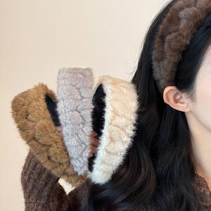 Diadema de Felpa Gruesa con Borde Ancho de Color Sólido para Mujer - Suave y Cómoda para Uso Diario y Fiestas - Product Image 3