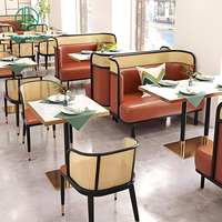 Ensemble de meubles de café moderne, restaurant, chaises en rotin tissé, tables carrées en bois et canapé en cuir rouge