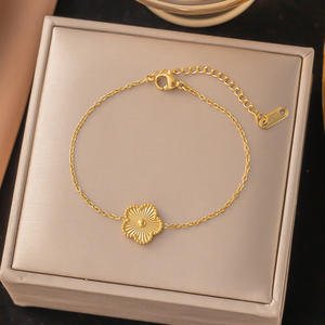 Set de Joyería de Lujo para Mujer con Collar, Colgante, Pulsera y Aretes de Cinco Flores Bañado en Oro de 18k, No se Deslustra e Hipoalergénico - Product Image 4